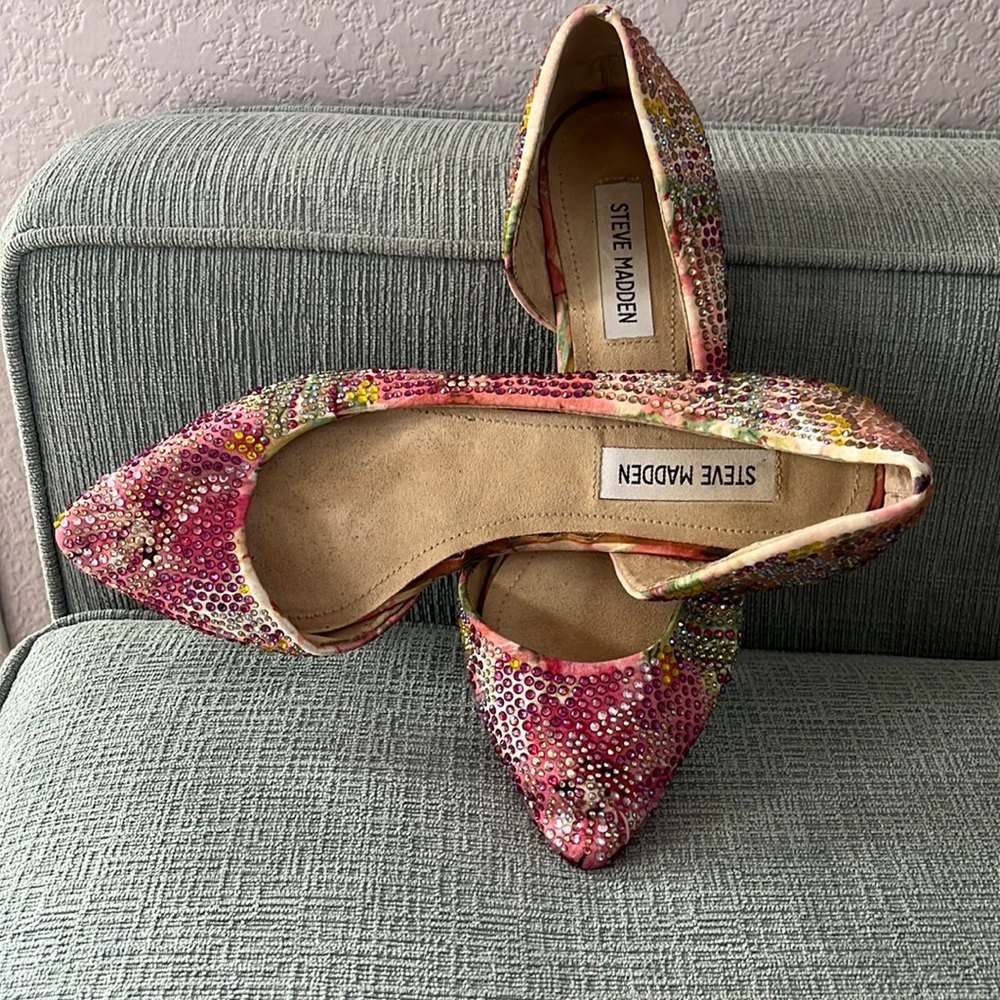 Steve Madden rhinestone flat slipper in size 7.5.🌸